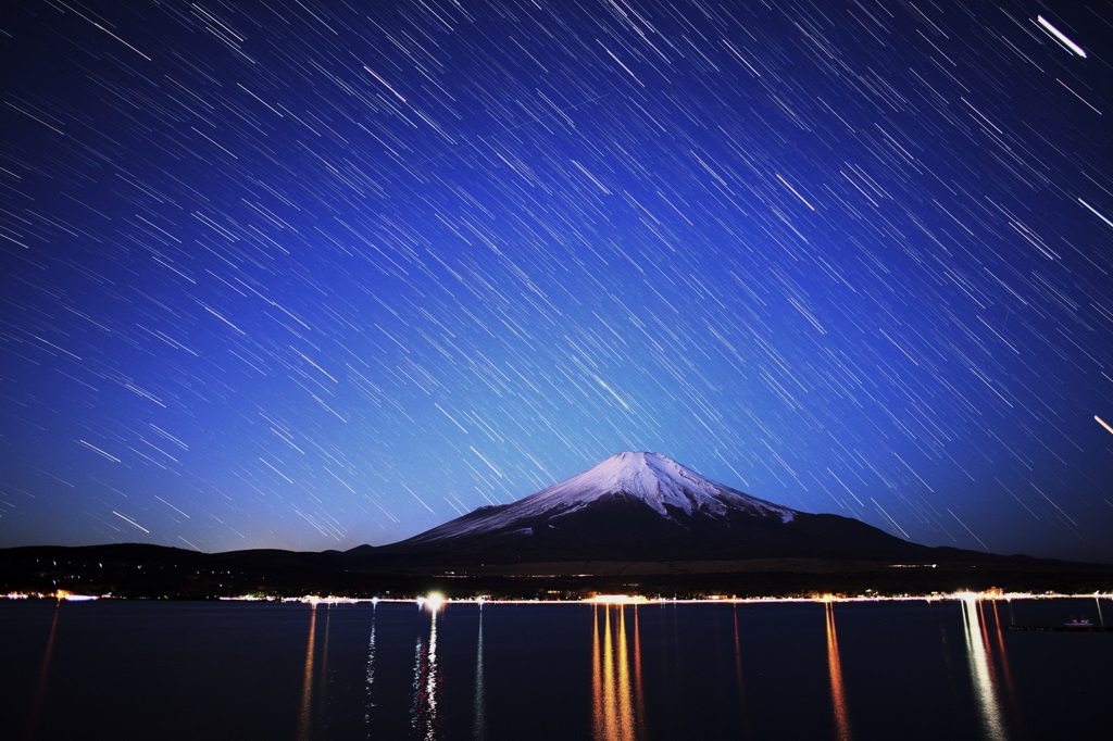 夜の富士山と流星群：神秘的な夜空の美しさをイメージした風景