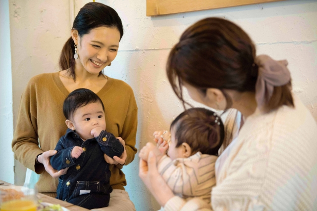 子育て ママ友二人が赤ちゃんを抱っこ