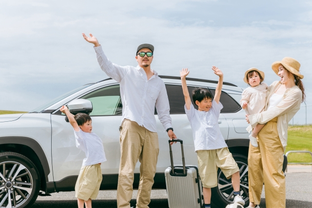 愛車の前で家族写真 家族旅行